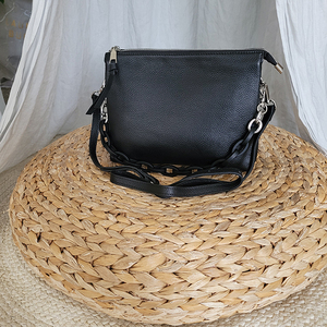 Женская сумка черного цвета с цепями