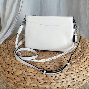 Модная женская сумочка белого цвета