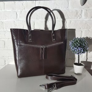 Вместительная сумка-шоппер из натуральной кожи шоколадного оттенка